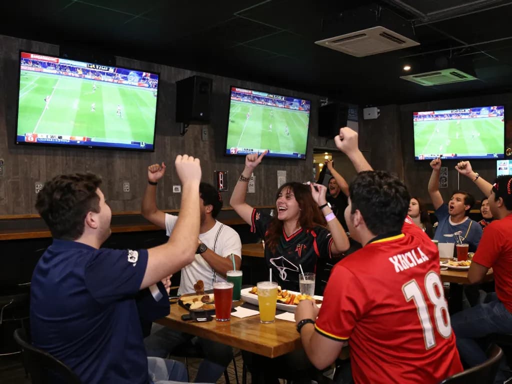 Fans cheering while watching Xôi Lạc football streaming, highlighting the thrilling sports betting atmosphere